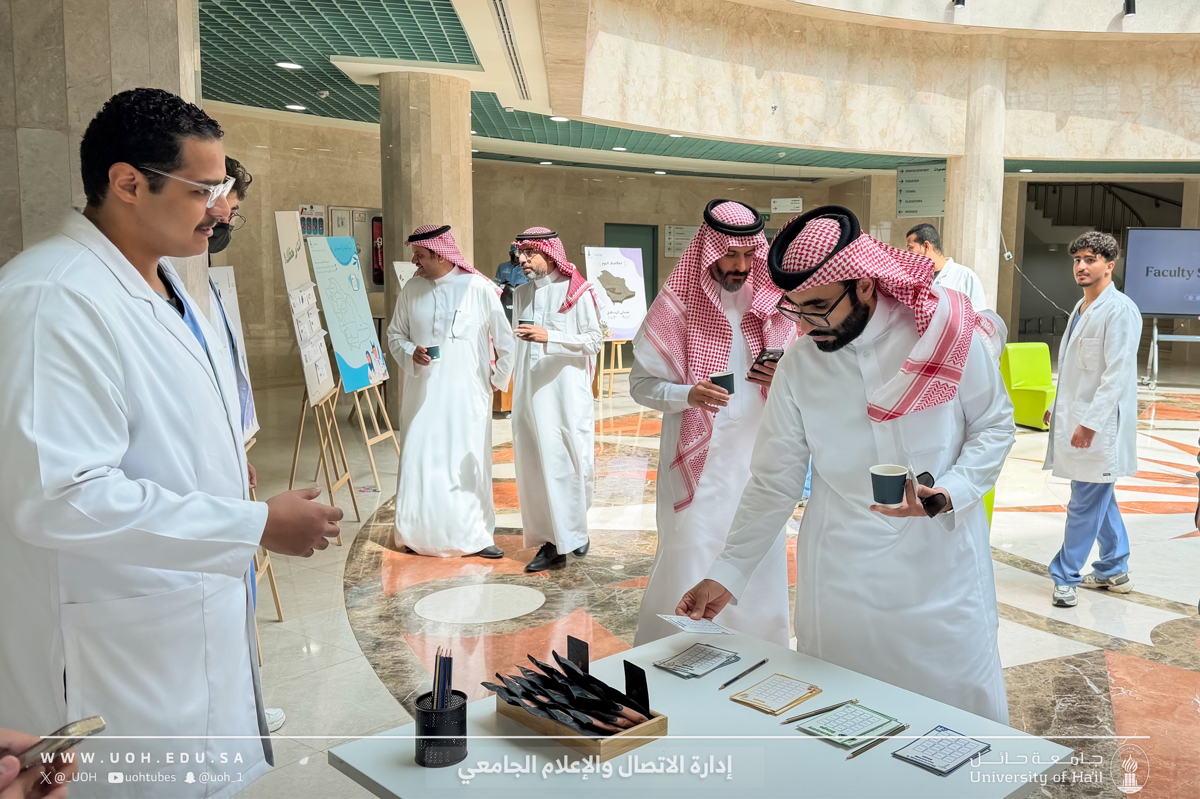 احتفلت كلية الصيدلة بجامعة حائل، بالتعاون مع عمادة شؤون الطلاب، بيوم الصيدلي السعودي
